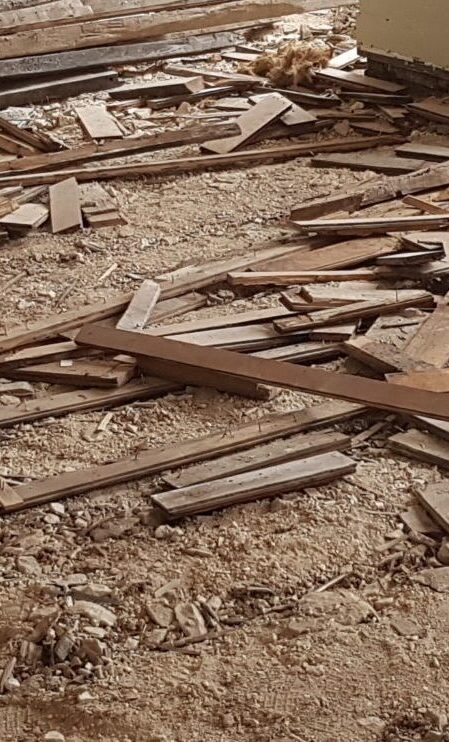 Photo montrant un chantier de dépose de parquet en chêne massif usé