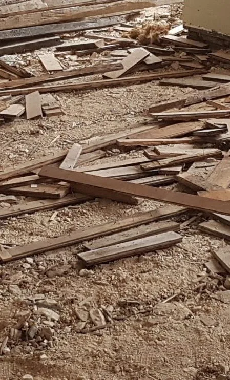 Photo montrant un chantier de dépose de parquet en chêne massif usé