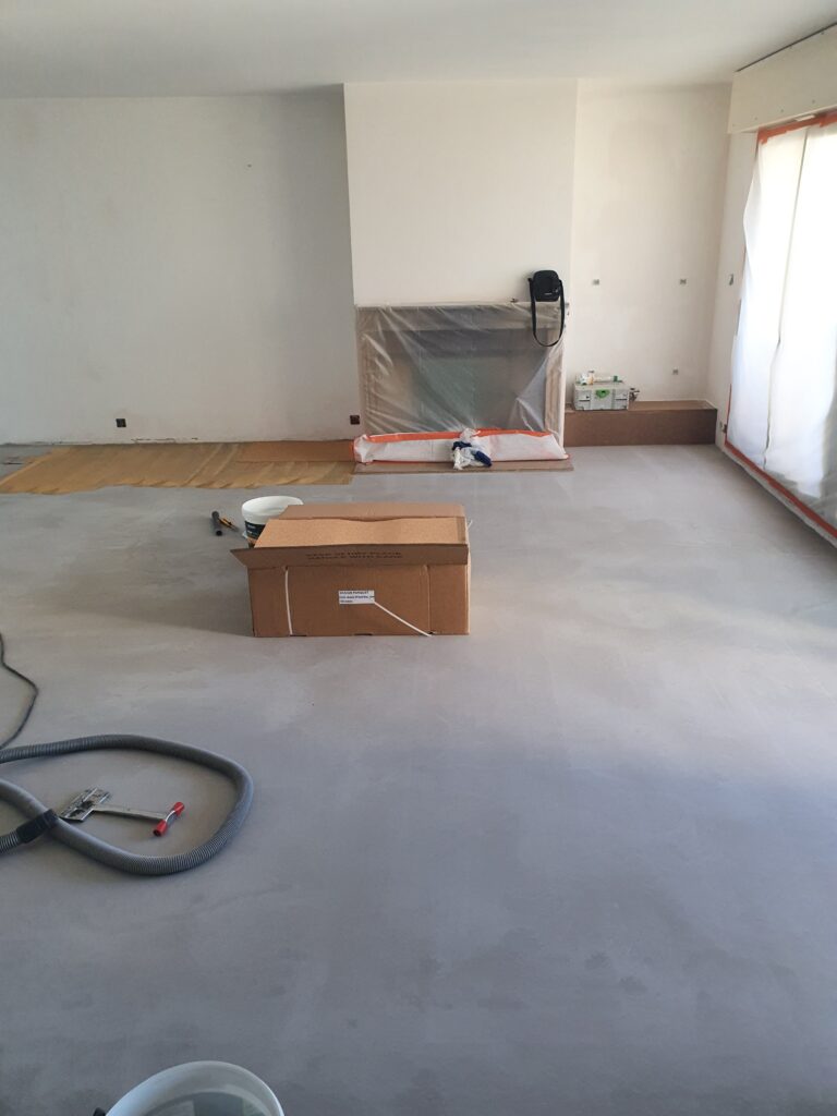 Photo d'un pose de Parquet Marqueté - étape de ragréage du sol