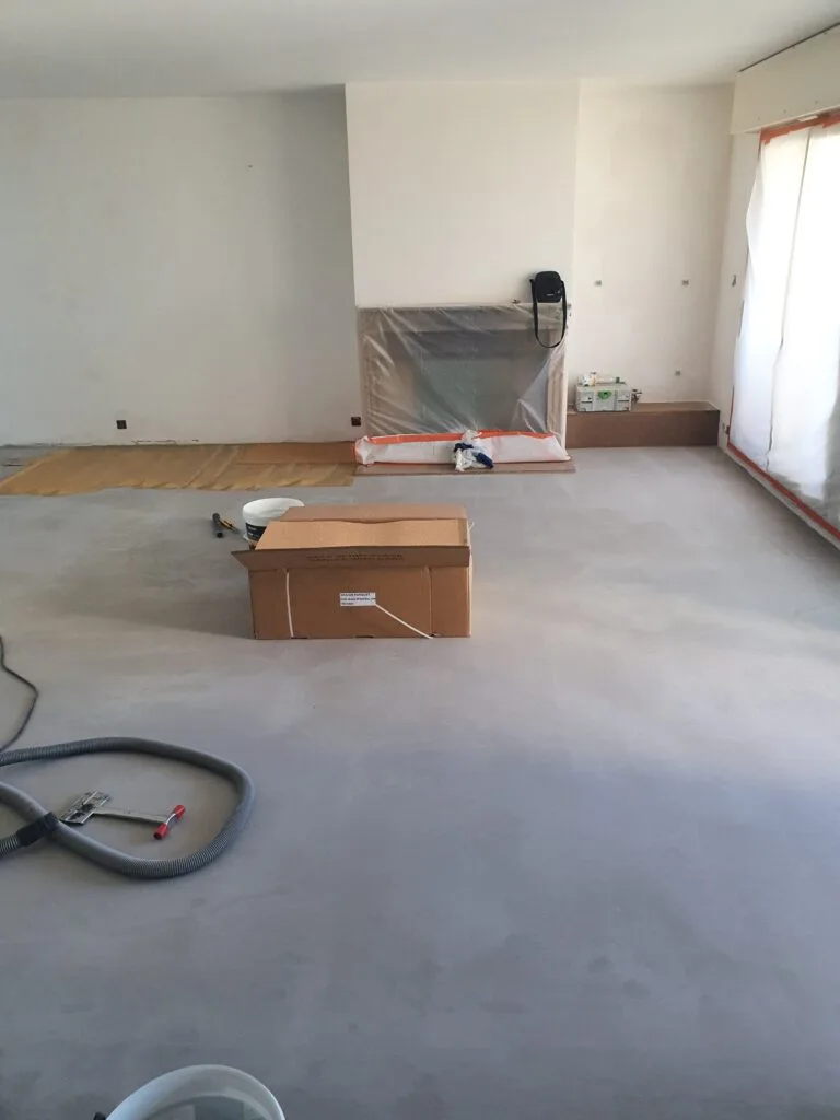 Photo d'un pose de Parquet Marqueté - étape de ragréage du sol