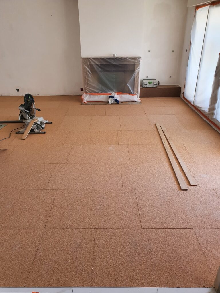 Photo d'un pose de Parquet Marqueté - étape de la sous-couche qui accueillera les panneaux de Versailles