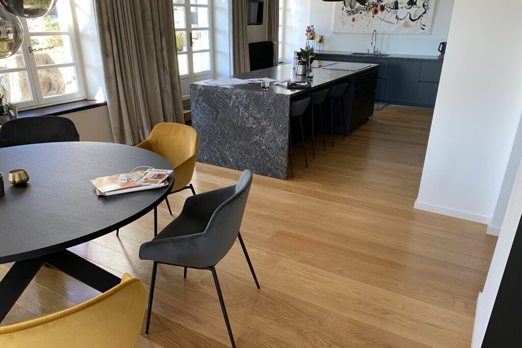 Photo de cuisine/salle à mangé montrant la réalisation d'une pose de parquet traditionnelle à l'Anglaise teinté miel