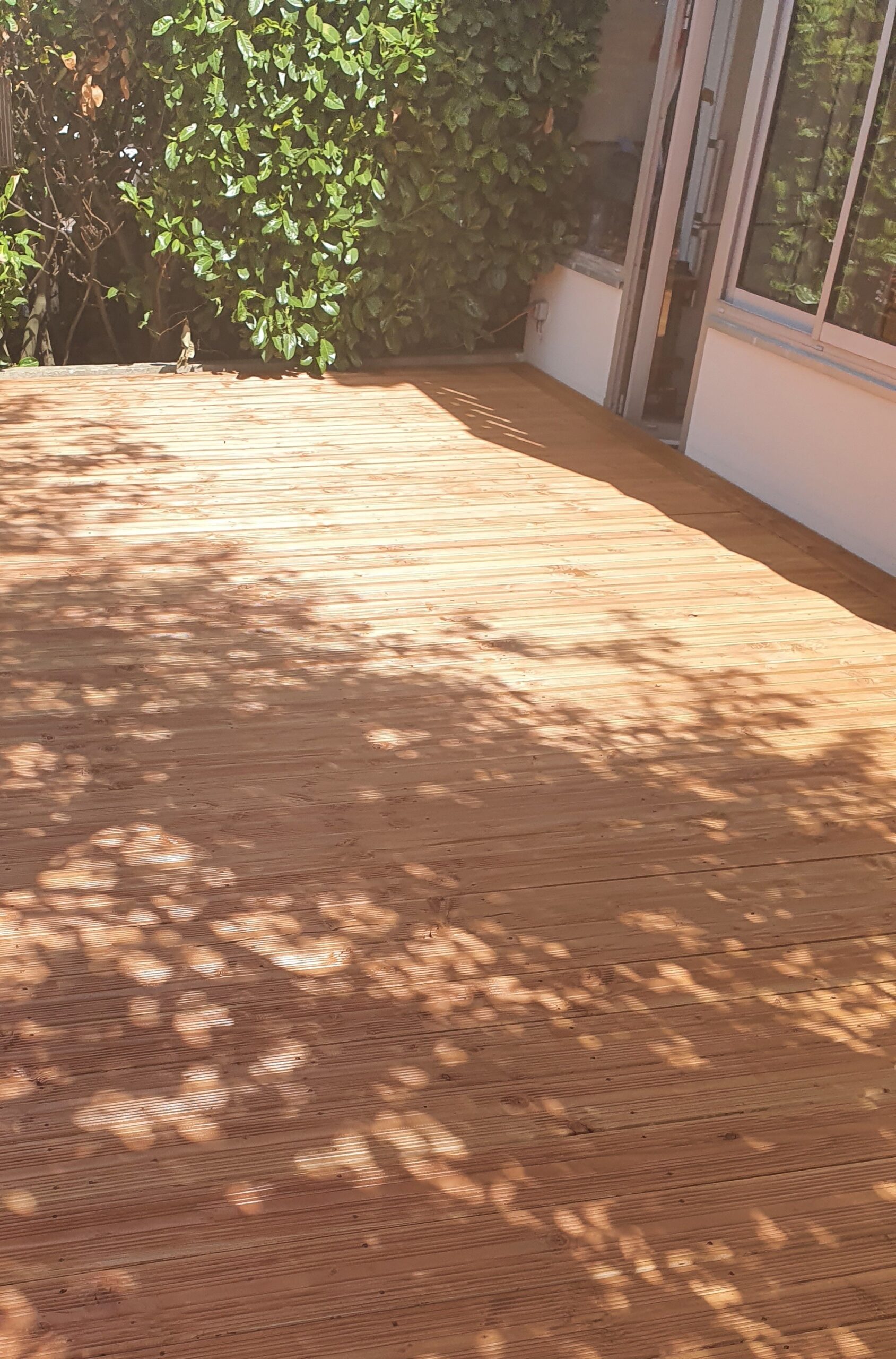 Photo d'une terrasse en bois après sa pose et sa finition