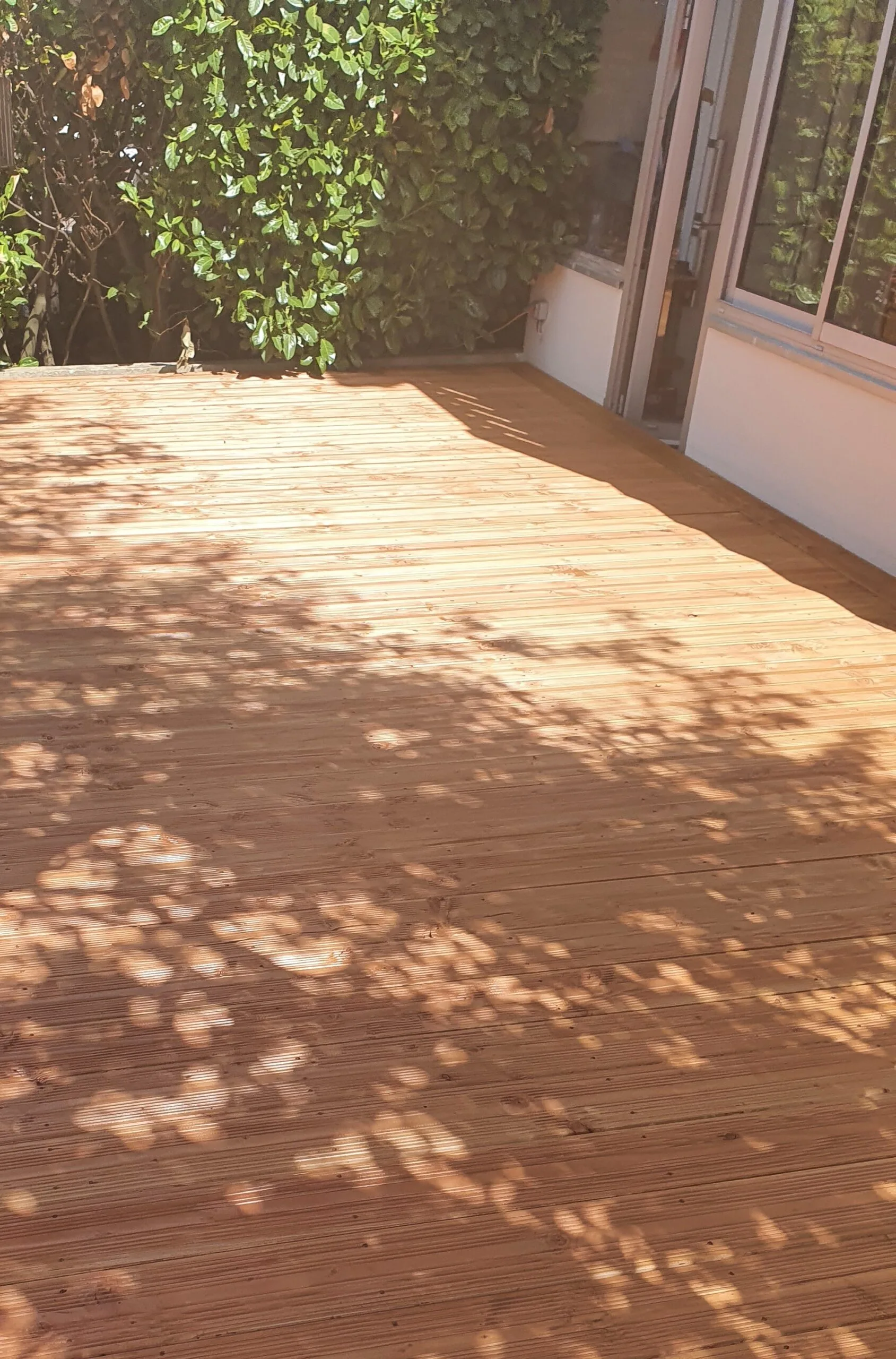 Photo d'une terrasse en bois après sa pose et sa finition