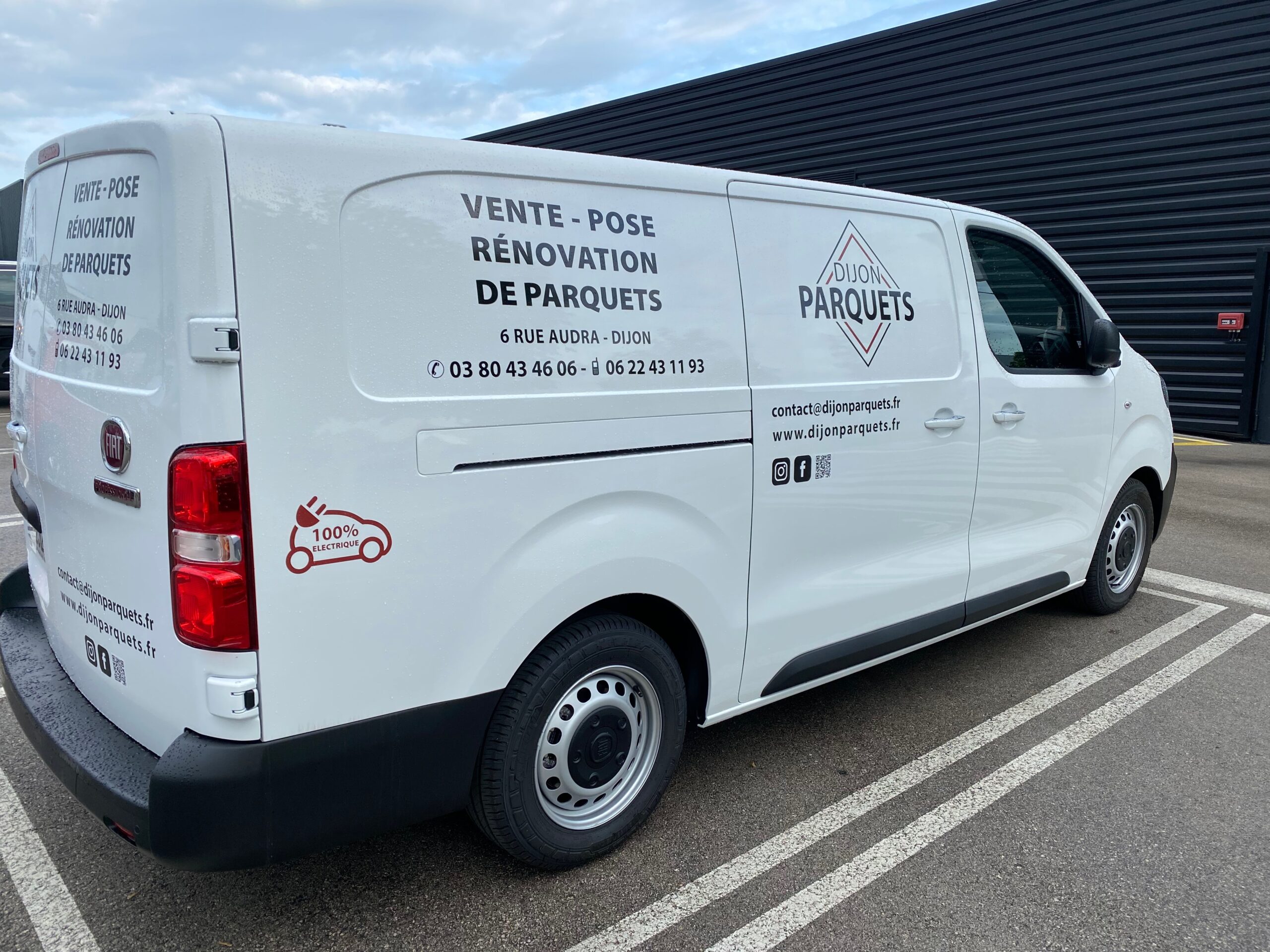 Photo de notre camionnette électrique de la société Dijon Parquet