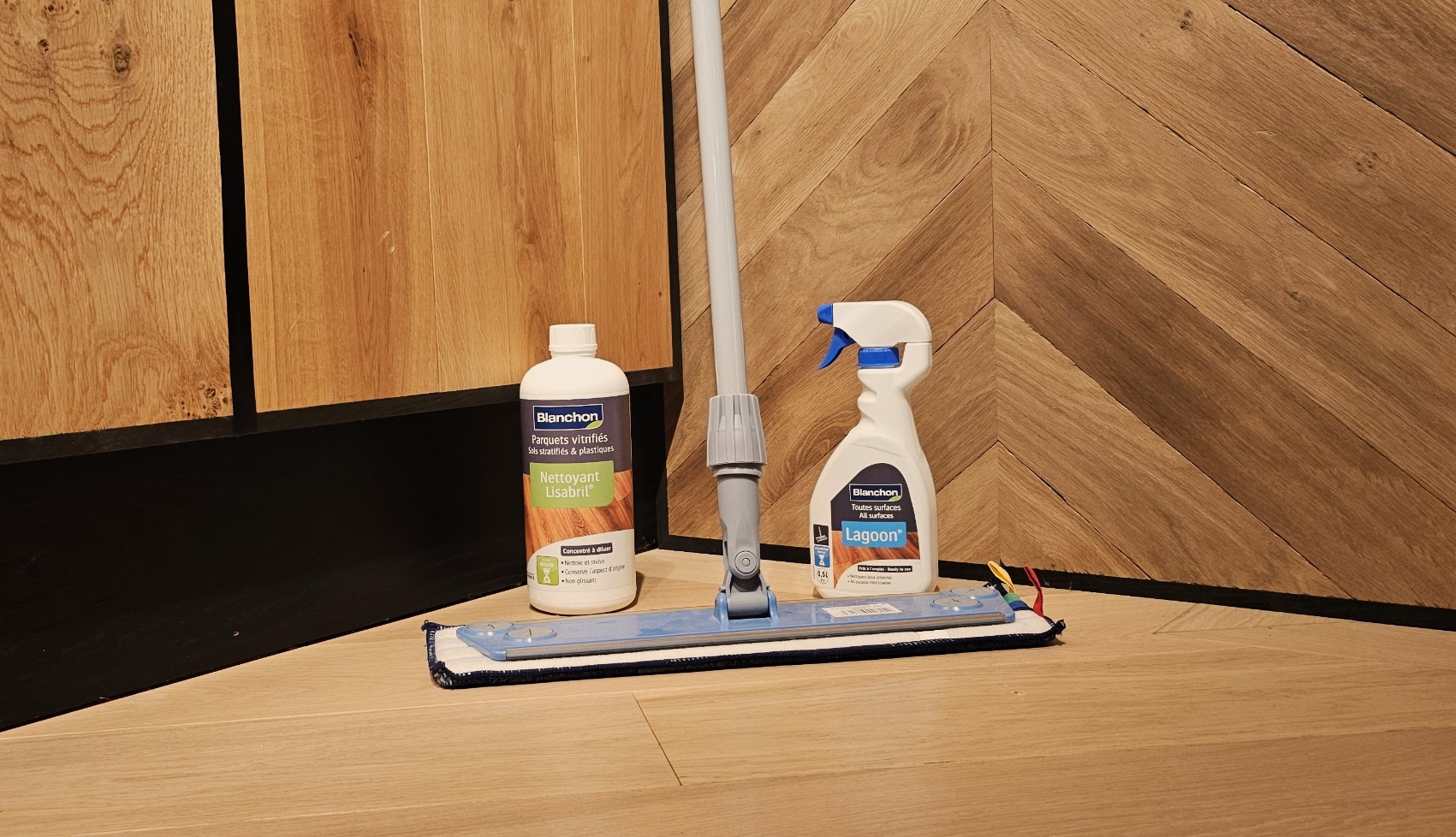 Photo montrant un balai à microfibre et 2 produit d'entretien de la gamme Blanchon pour l'entretien des parquet vernis ou sols plastiques