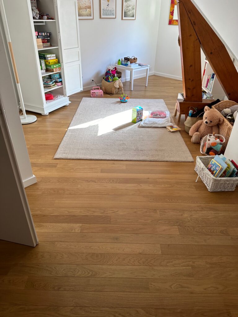Photo d'une chambre d'enfant montrant la réalisation d'une pose de parquets en chêne massif - pose à l'Anglaise vernis mat