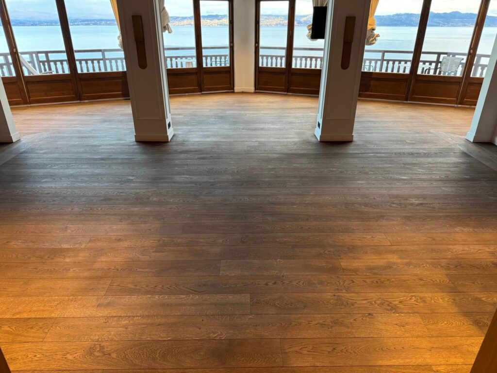 Photo montrant l'état du parquet d'uns suite d'hôtel avant la rénovation