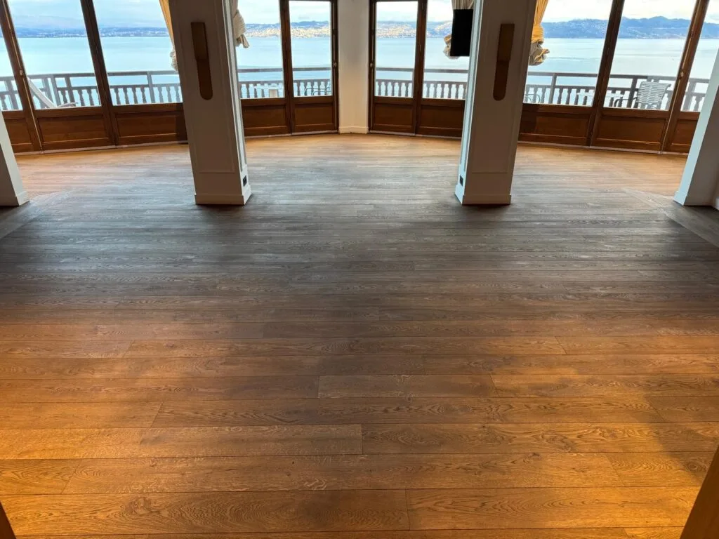 Photo montrant l'état du parquet d'uns suite d'hôtel avant la rénovation
