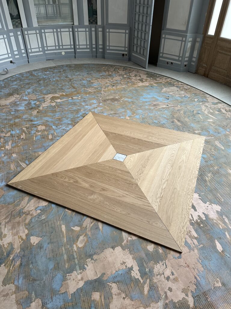 Photo de la première étape d'une pose d'un panneau Parquet Marqueté