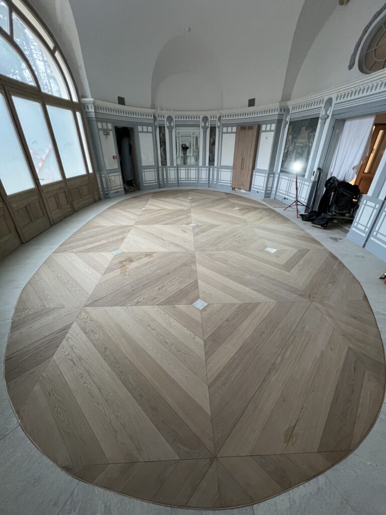 Photo de la fin de la pose de panneau de Parquet Marqueté