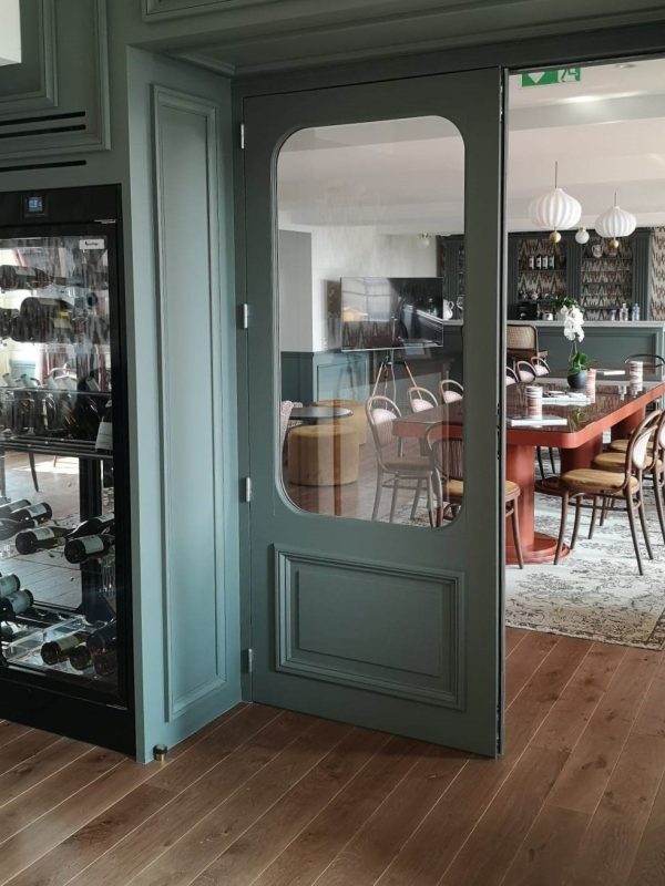 Photo d'une salle de restauration montrant la réalisation d'un pose de parquets en chêne teinté chêne moyen vernis mat