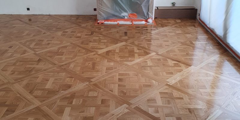 Photo d'un pose de Parquet Marqueté - étape finition - ponçage et vitrification en 3 couches