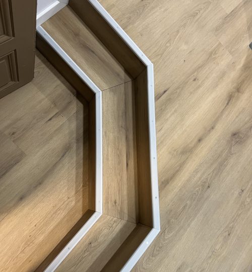Photo montrant l'habillage en LVT de marche avec application de nez de marche en aluminium anti dérapant