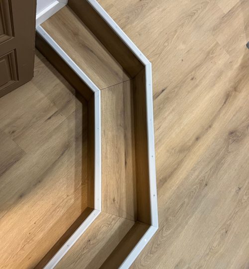 Photo montrant l'habillage en LVT de marche avec application de nez de marche en aluminium anti dérapant