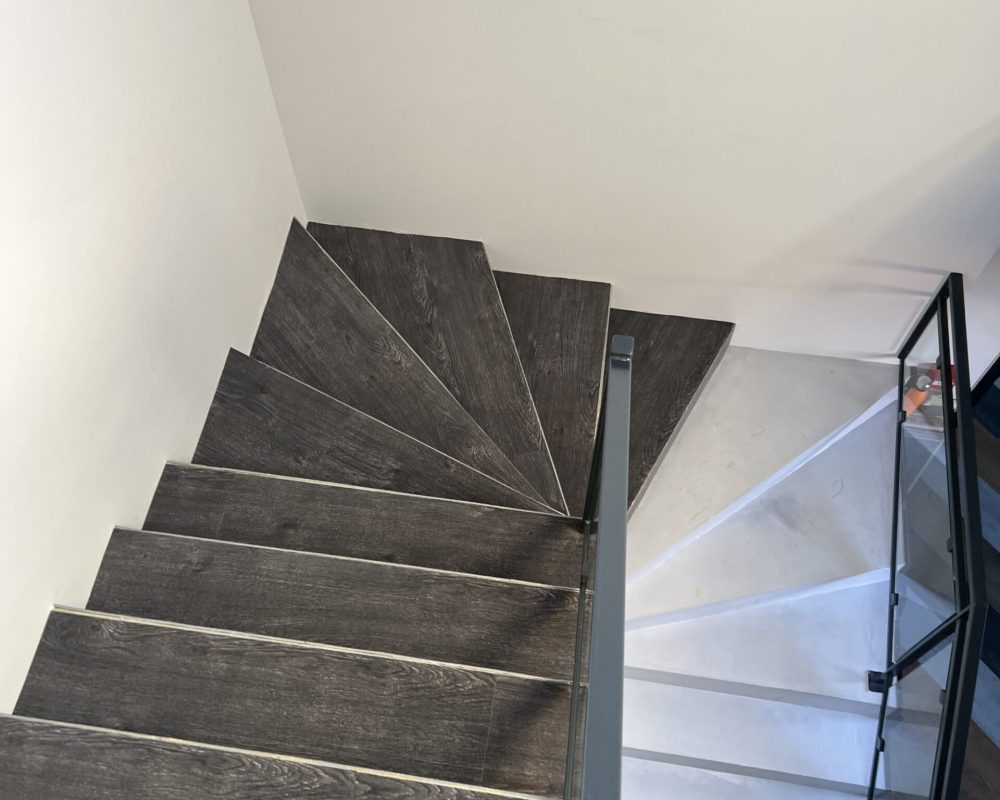 Habillage de marche et contremarche par pose de lame de LVT anthracite