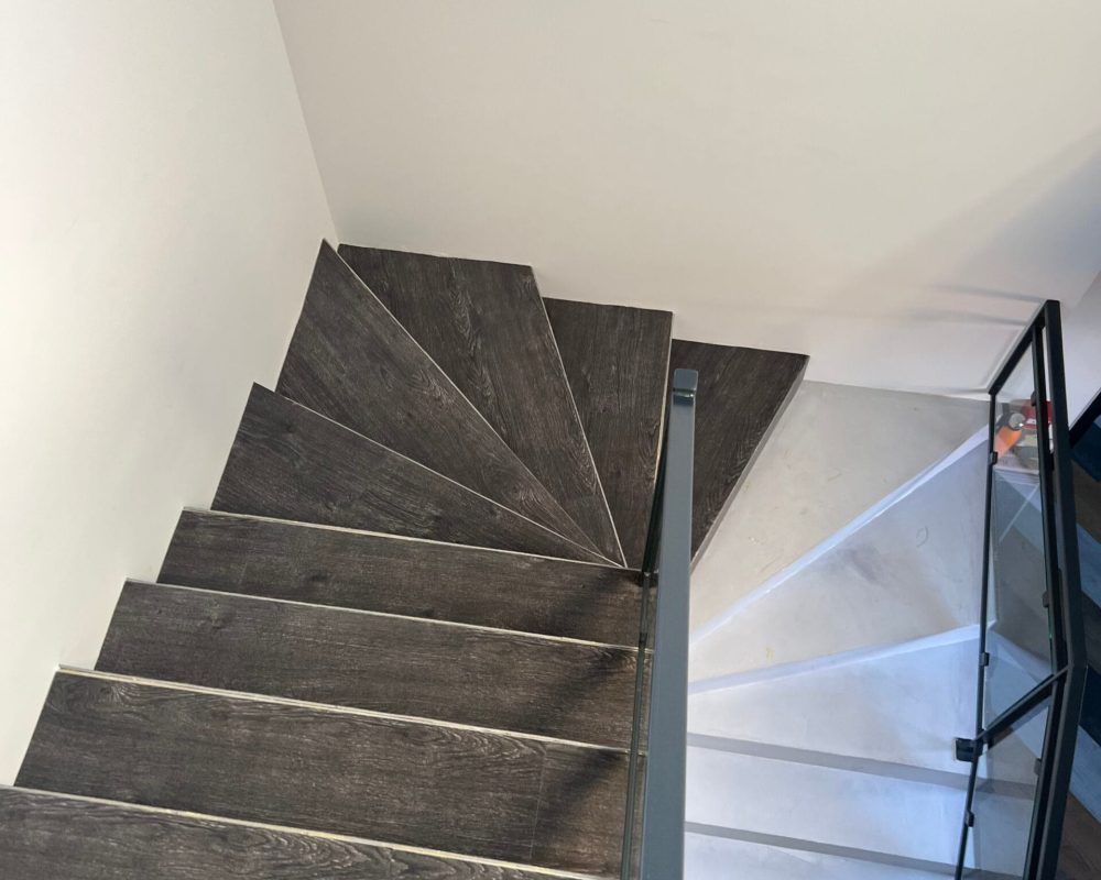 Habillage de marche et contremarche par pose de lame de LVT anthracite