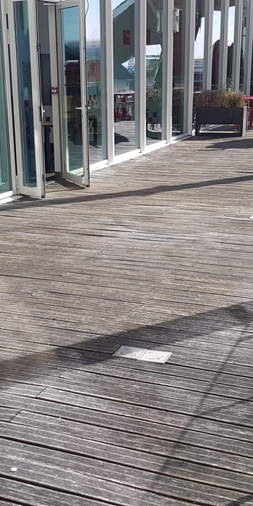 Photo Avant d'une terrasse en bois d'un commerce