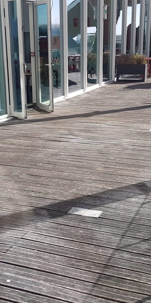 Photo Avant d'une terrasse en bois d'un commerce