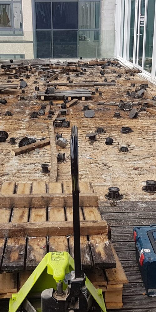 Préparation du placement des pilots pour accueillir la nouvelle terrasse du commerce