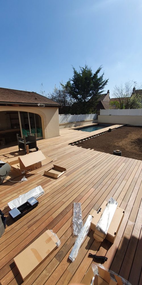 Mise en place des lames de terras en bois exotique