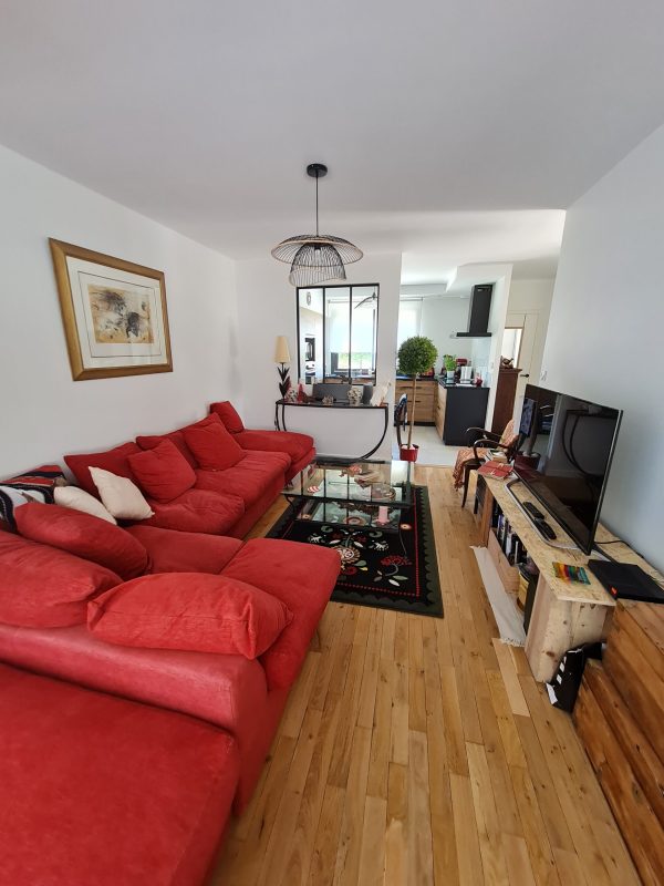 Photo de salon de particulier montrant la réalisation d'une pose de parquet en chêne contrecollé - pose traditionnelle à l'Anglaise