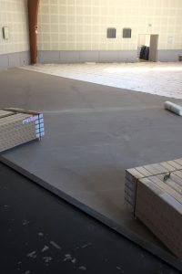 Mise en place pour la pose du Sols d'une grande salle d'événement Dijon Parquets