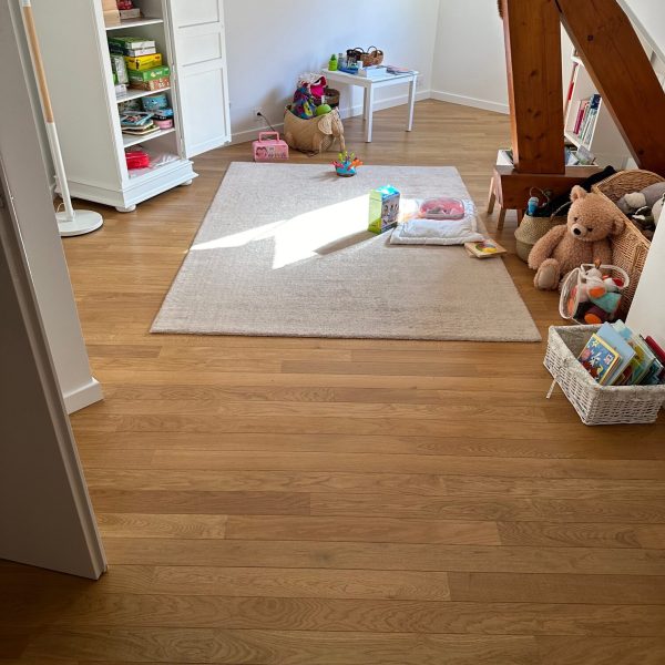 Photo d'une chambre d'enfant montrant la réalisation d'une pose de parquets en chêne massif - pose à l'Anglaise vernis mat