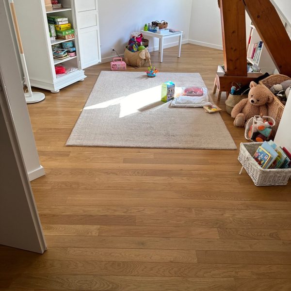 Photo d'une chambre d'enfant montrant la réalisation d'une pose de parquets en chêne massif - pose à l'Anglaise vernis mat