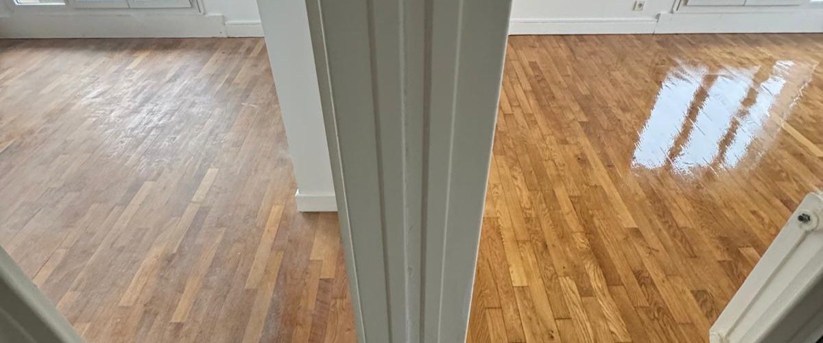 Photo montrant un avant et aprés le passage de Dijon Parquets pour rénover un parquet en chêne ternis par le temps. On voit le parquet de gauche dans l'état avant la rénovation et à droite on voit le parquet comme neuf après ponçage et vitrification en 3 couches - Rénovation Parquet Dijon