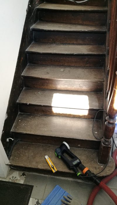 Photo montrant l'escalier avant rénovation par Dijon Parquets