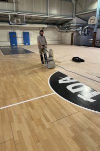 Début de ponçage du sol sportif