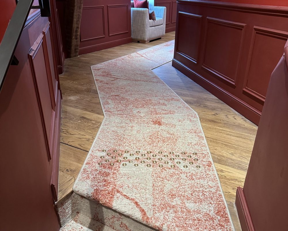 Habillage de marche par application de tapis ainsi que de clous podotactiles PMR