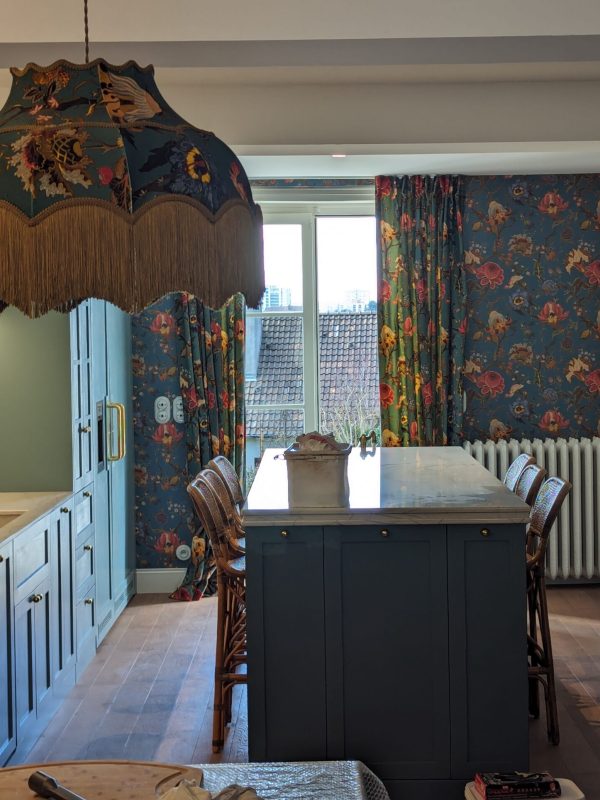 Photo d'une cuisine montrant la réalisation d'une pose de parquet en chêne moyen - pose traditionnelle à l'Anglaise