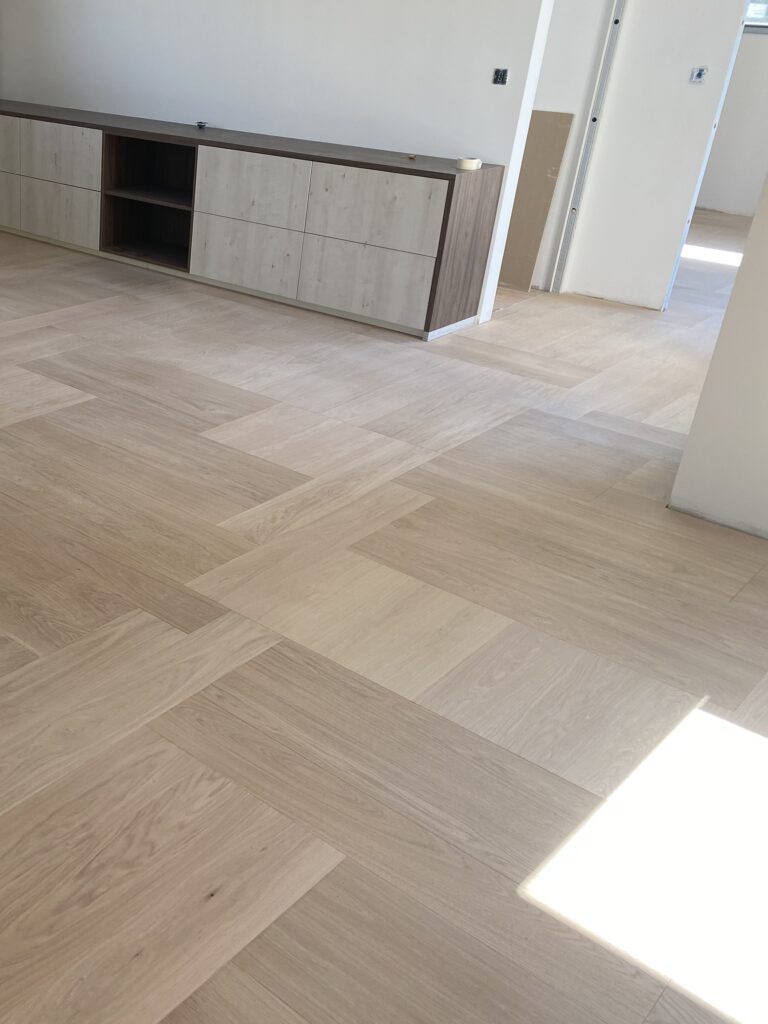 Pose de parquet chêne - forme géométrique - brut - vernis mat